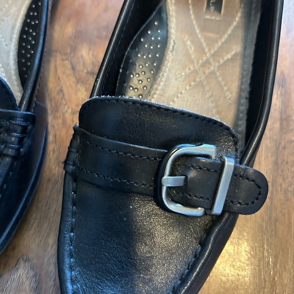 Vintage Thom McAn Black Leather Loafers With Metal Buckle Women’s Size 6.5 - Picture 2 of 3